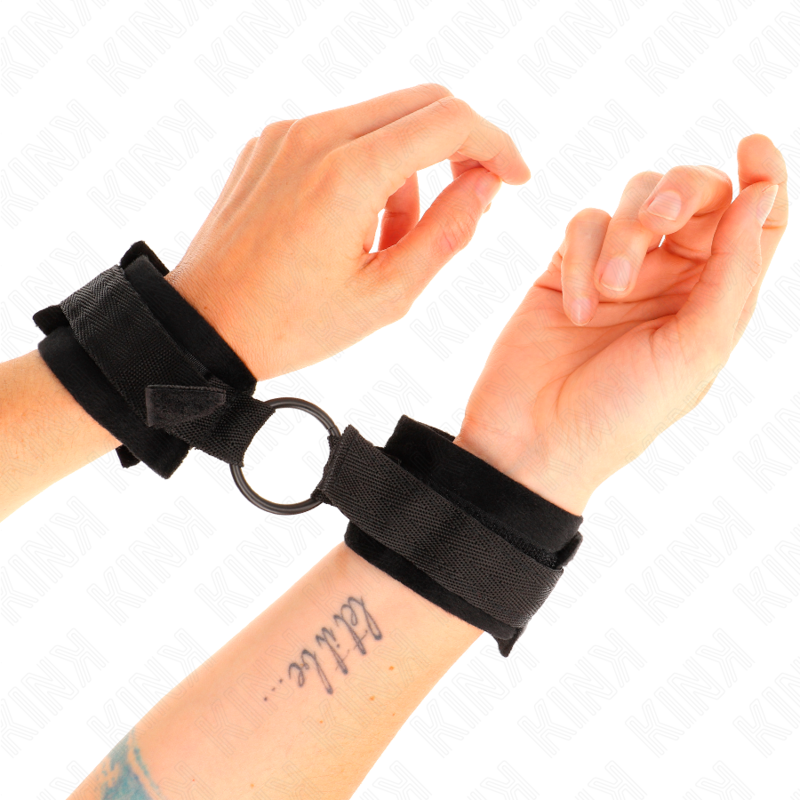 KINK - BEGINNER FUR HAND CUFFS 25 CM WITH O-RING 4 CM BLACK ADJUSTABLE 15-25 CM - My naughty haven #