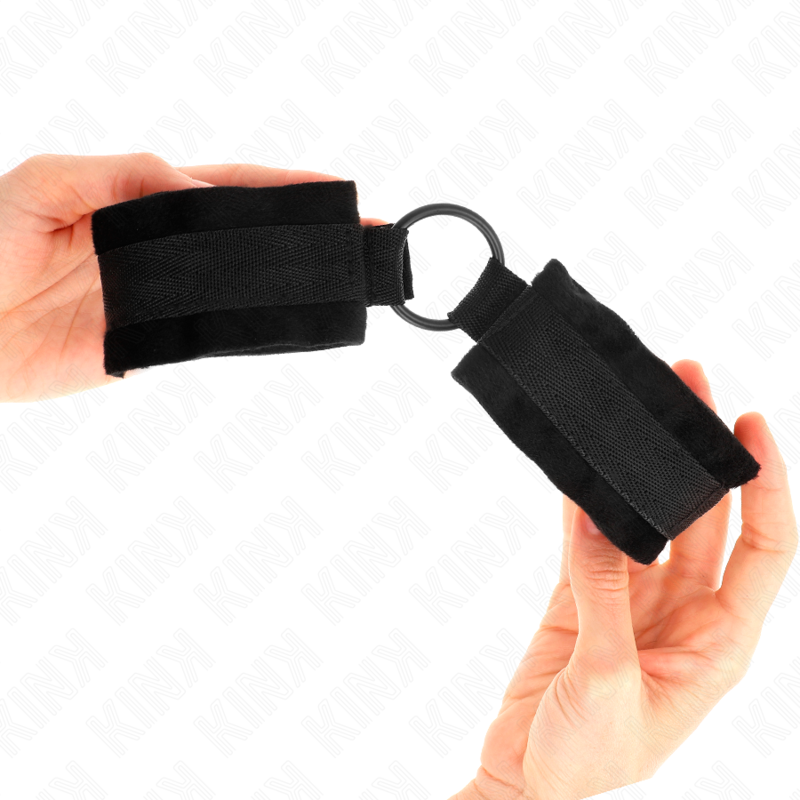KINK - BEGINNER FUR HAND CUFFS 25 CM WITH O-RING 4 CM BLACK ADJUSTABLE 15-25 CM - My naughty haven #