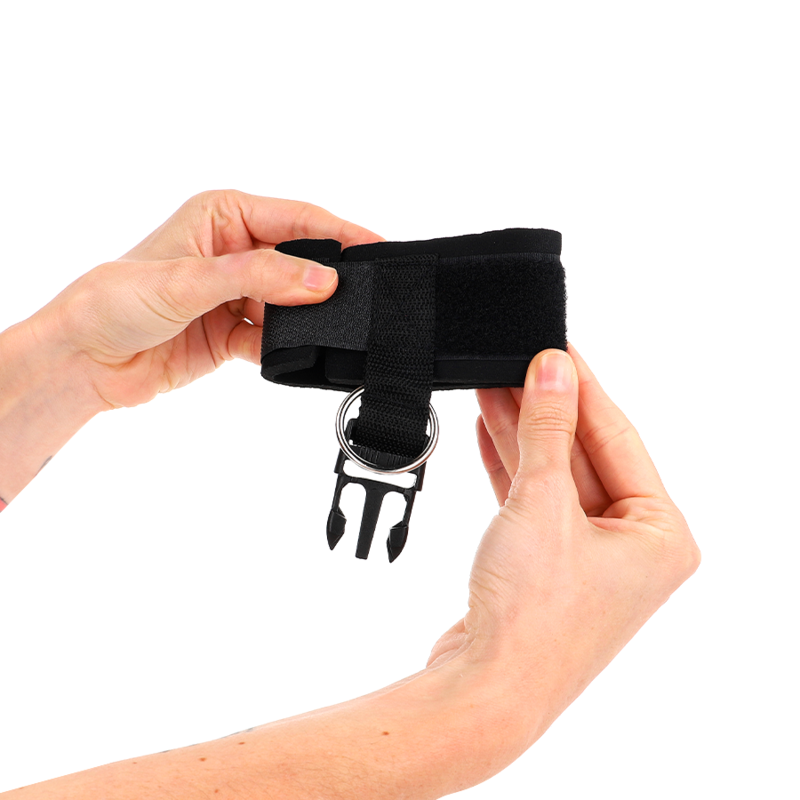 KINK - NEOPRENE HOOK&LOOP FASTENER WRIST RESTRAINTS BLACK ADJUSTABLE 22-34 CM - My naughty haven #