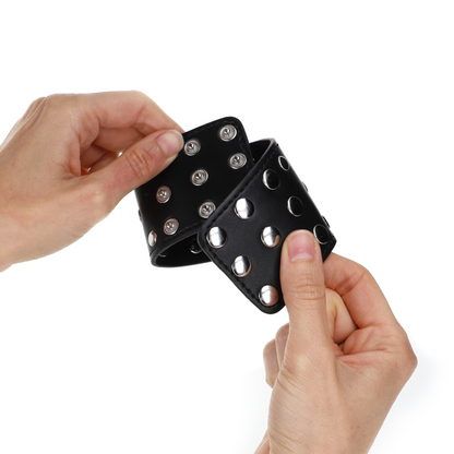 KINK - WRIST RESTRAINTS WITH SNAP FASTEN FULL OF RIVETS BLACK ADJUSTABLE 19-24 CM X 5.5 CM - My naughty haven #